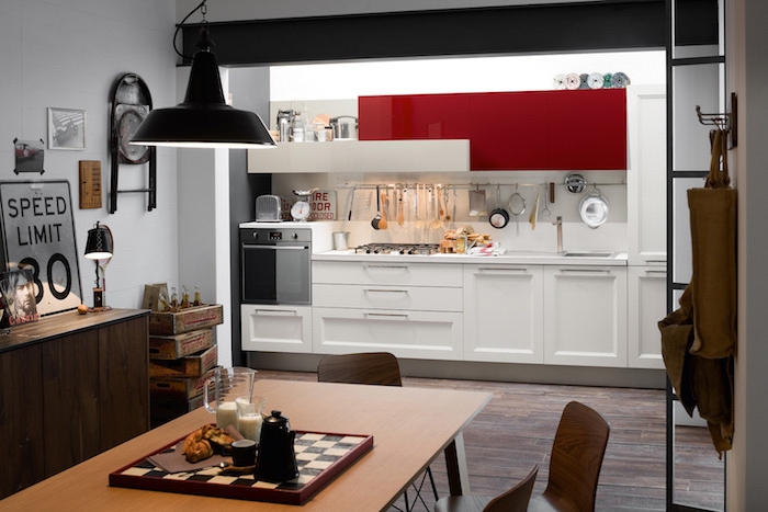 credence cuisine, meubles bas de cuisine en bois peints blancs avec armoires hautes en rouge