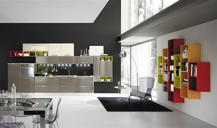 idee deco cuisine, étagère murale à design asymétrique en rouge orange et vert, tapis carré en noir sur plancher blanc