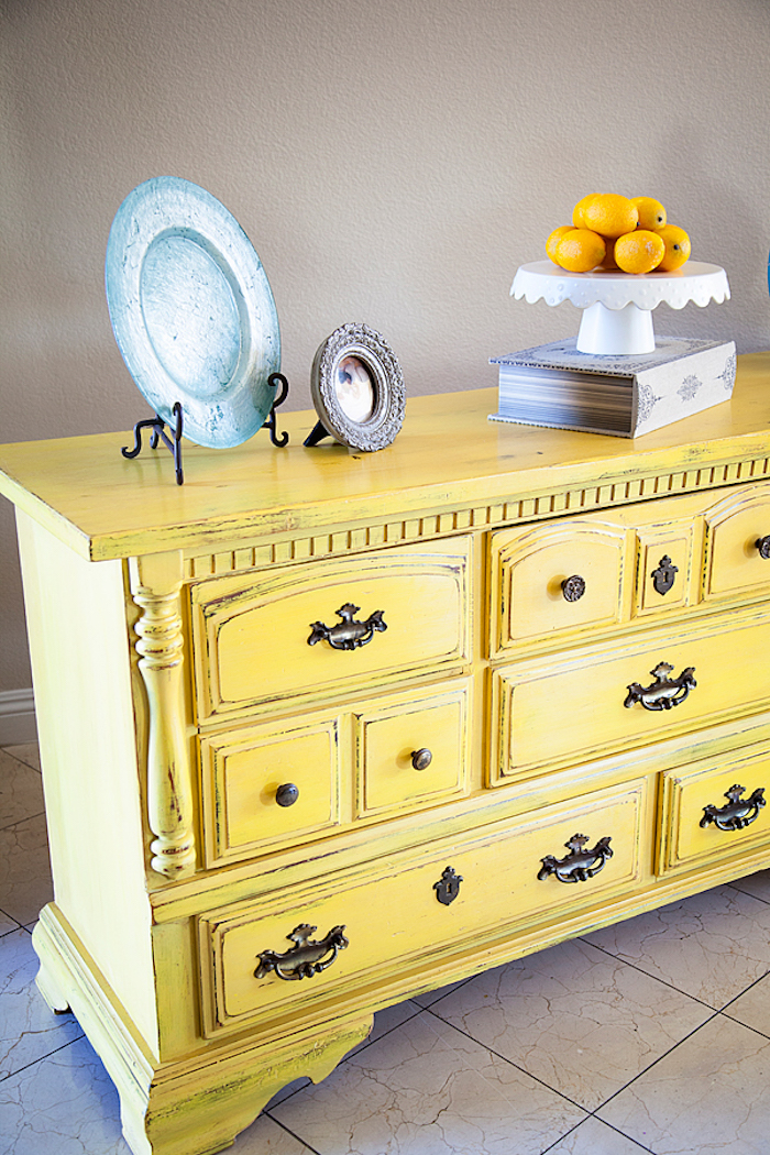 suggestion comment peindre un meuble, couleur jaune vive, avec patine, vieillissement pour créer un meuble vintage