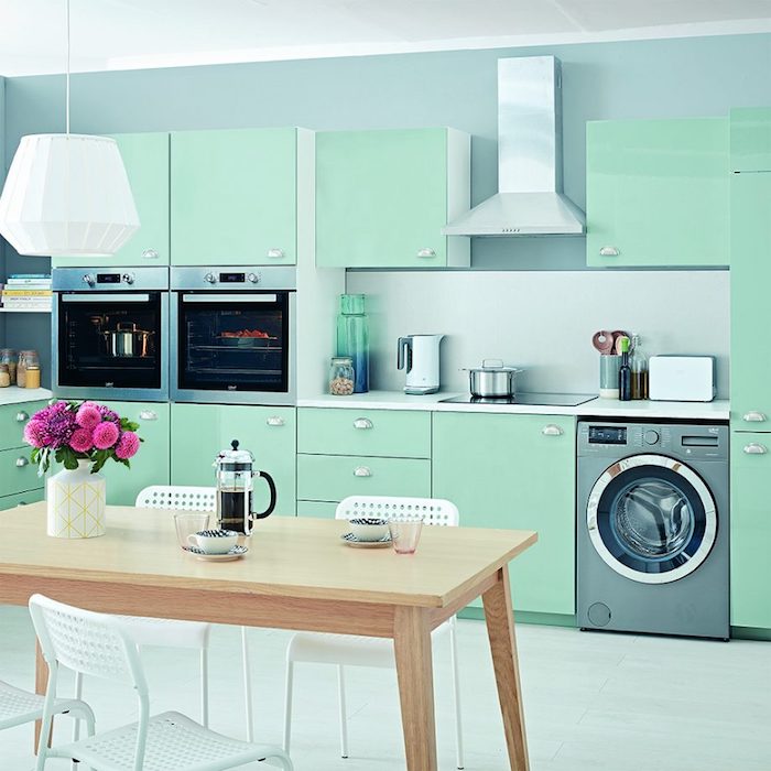 repeindre sa cuisine en vert mente pour la façade cuisine, mur de fond en bleu, electromenager inox, table bois et chaises metalliques