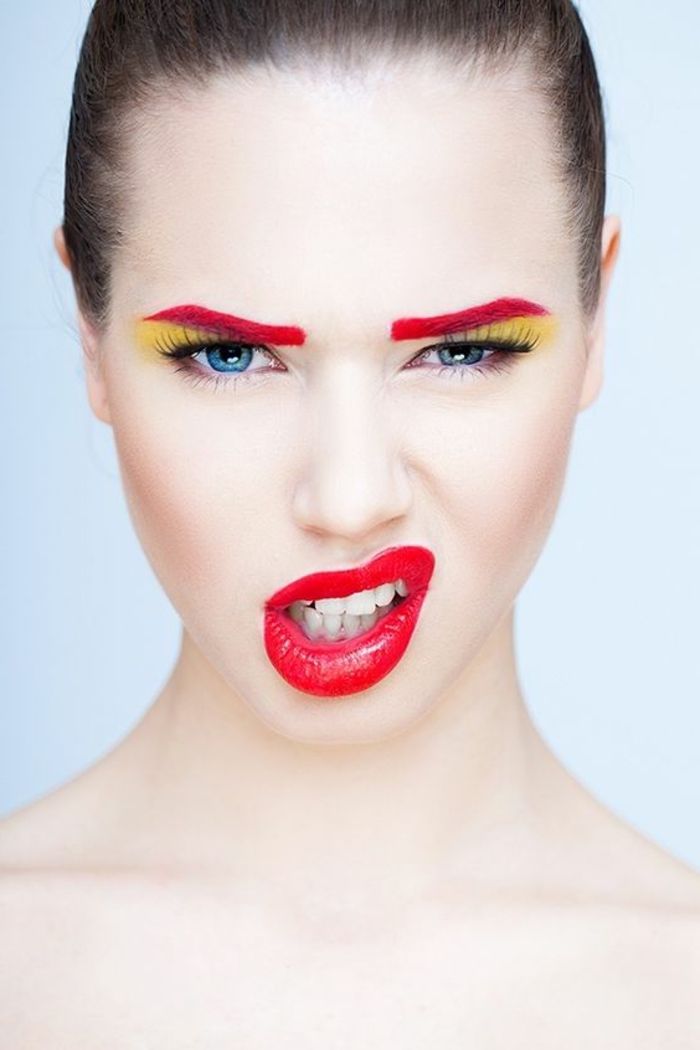 maquillage yeux bleu en rouge et jaune avec des lèvres en rouge flamme maquillage original de soirée