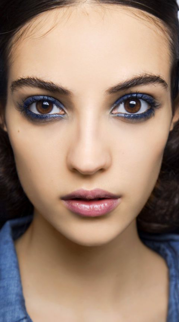 maquillage yeux marrons en bleu électrique avec les lèvres roses naturelles gloss très léger