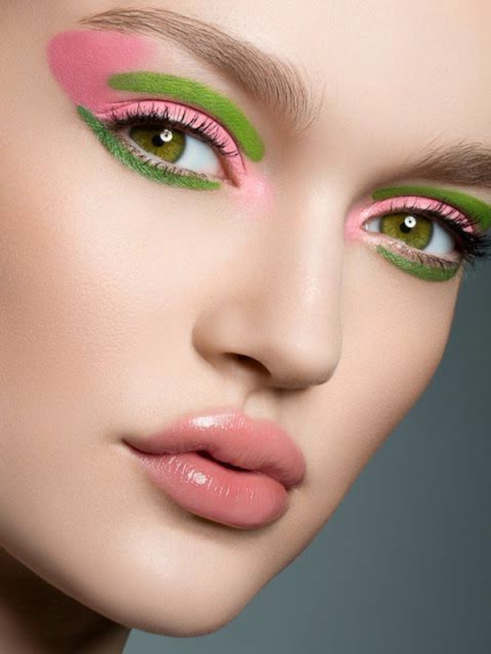 maquillage yeux verts en vert pastel et en rose pastel avec des lèvres en gloss neutral