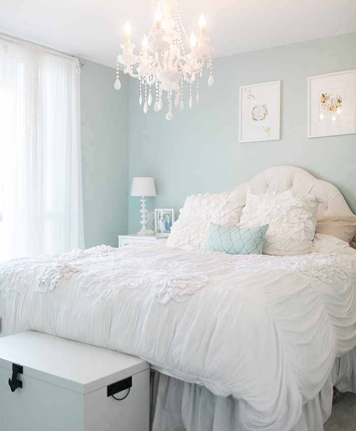 deco chambre adulte, murs couleur bleu clair, linge de lit blanc, bout de lit en coffre de rangement, suspension baroque