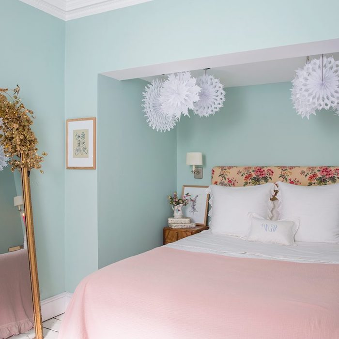 peinture chambre adulte bleu pastel et couverture lit rose poudré, tete de lit motif floral, miroir design vintage, decoration de flacons de neige papier