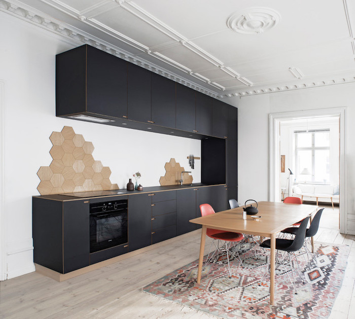 meuble haut cuisine, plafond blanc avec décoration en plâtre, table à manger en bois clair avec chaises rouge et noir