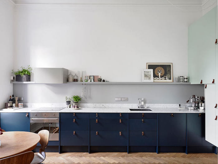 amenagement petite cuisine, meubles de cuisine en bois peints bleu foncé avec comptoir à design marbre blanc