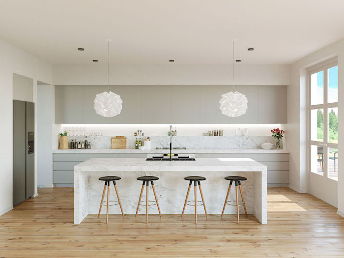 agencement cuisine, meubles bas de cuisine en gris clair sans poignées, ilot central à design marbre blanc