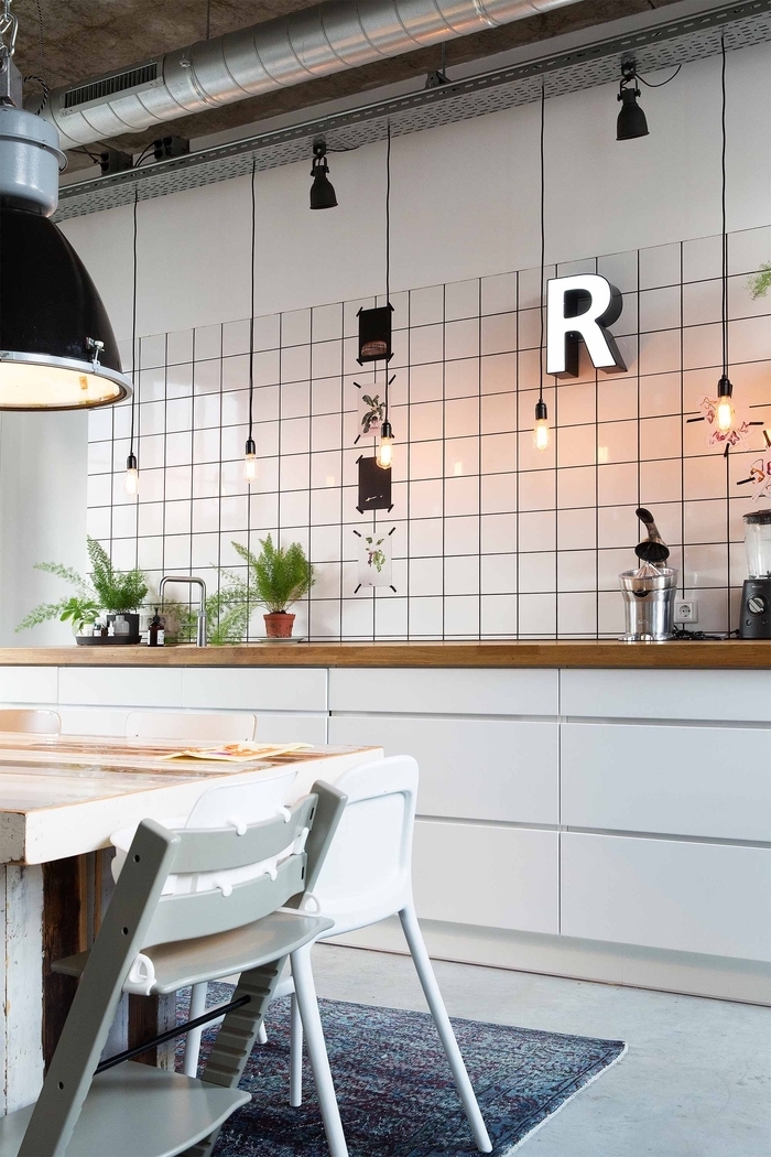 cuisine en noir et blanc au design élégant associant la deco industrielle à l ambiance scandinave