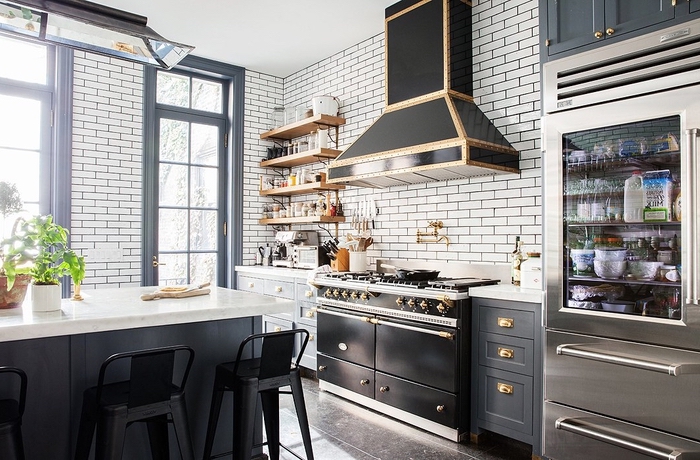 exemple de l'association réussie de la deco industrielle avec le style scandinave dans une petite cuisine noir et blanc