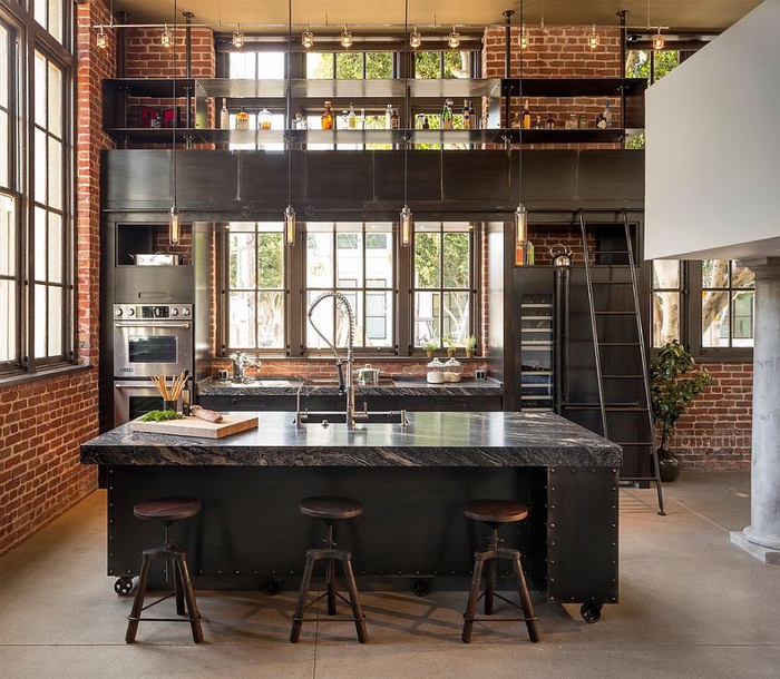 cuisine ouverte de style loft industriel associant briques, acier noir marbre