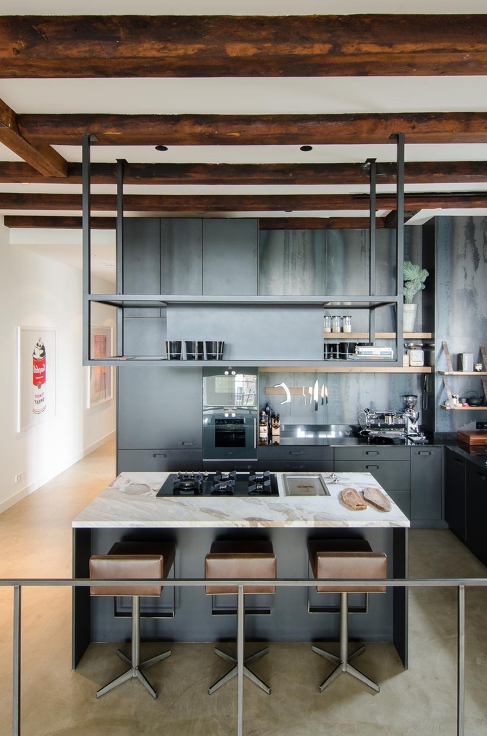 une cuisine style loft industriel au design élégant et épuré avec poutres apparentes 