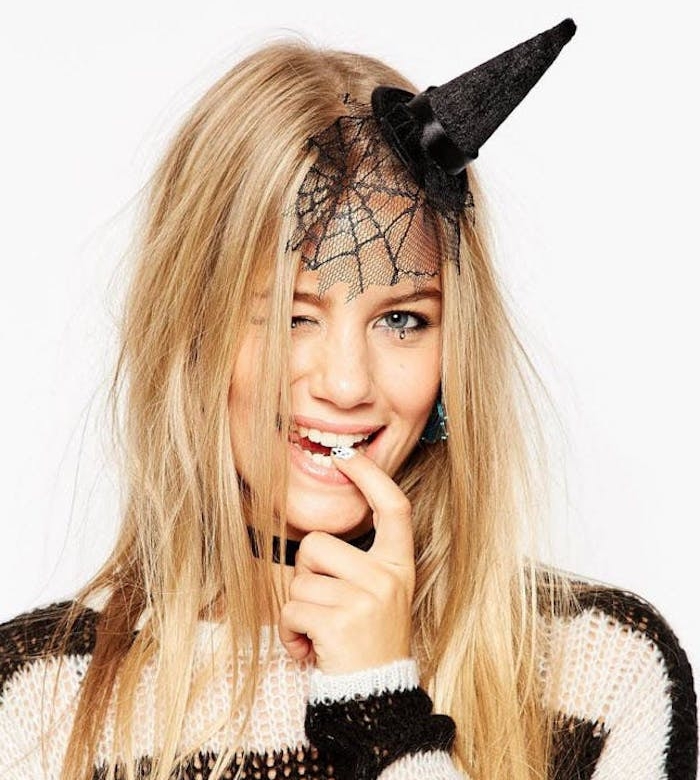 idée simple de halloween deguisement pour femme, chapeau sorciere miniature, cheveux blonds, pull noir et blanc