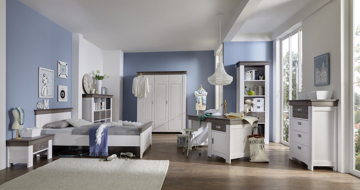 intérieur chambre ado aux murs blanc et bleu clair, meubles en bois peints en blanc, tapis rectangulaire moelleux