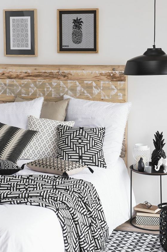 décoration chambre adulte avec luminaire noir carrelage au motifs graphiques en noir et blanc avec des coussins assortis avec ces motifs