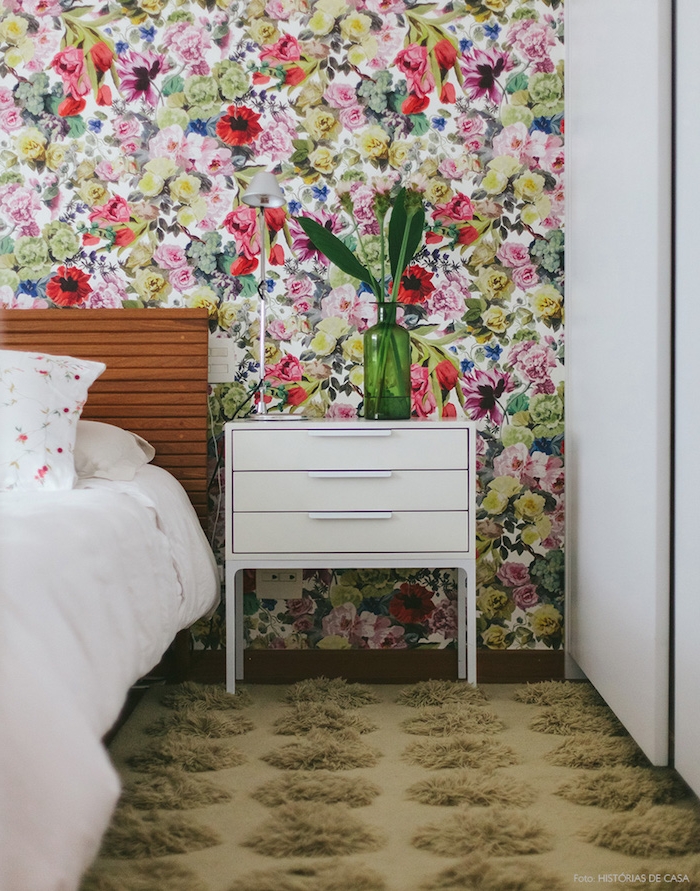 idée de papier peint chambre adulte, motif floral, fleurs colorés, table de nuit blanche, lit bois, tapis beige