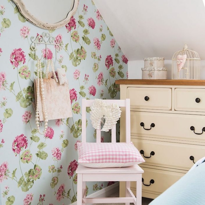 deco chambre adulte style campagne chic, tapisserie chambre florale, fleurs rose sur un fond bleu, commode beige, chaise vintage rose, cage oiseau decoration