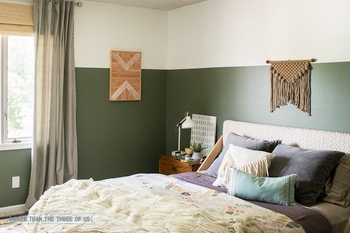 idée comment décorer sa chambre en vert et blanc sur les murs, linge gris, violet, bleu et blanc, deco murale macramé