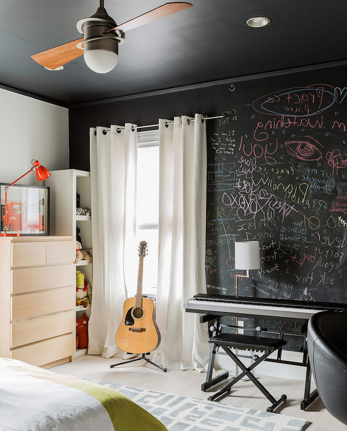 meuble chambre enfant, carrelage de sol blanc avec plafond peint en noir, instruments musicales dans la chambre d'enfant