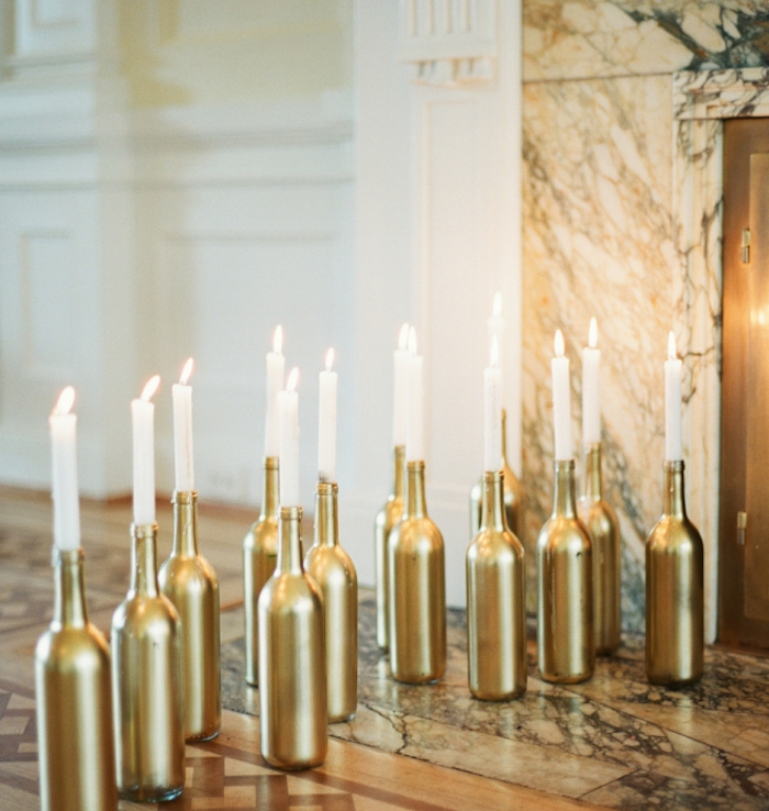 idee mariage deco avec de bouteilles de vin couleur or et bougies blanches, cheminée, decoration simple et originale à bricoler