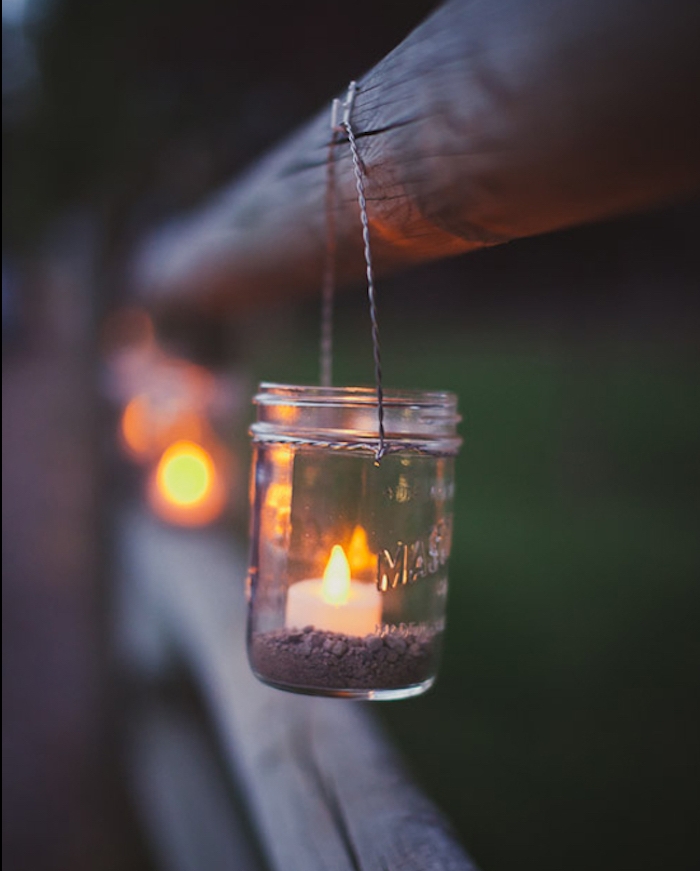 diy mariage, lanternes à fabriquer soi meme à partir de pots en verre avec du gravier dedans et bougies