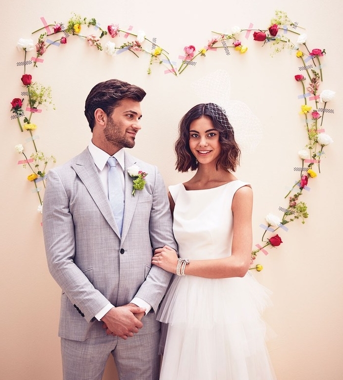 deco mariage a faire soi meme, un coeur en fleurs collées sur un mur avec des bandes de masking tape, composition florale originale