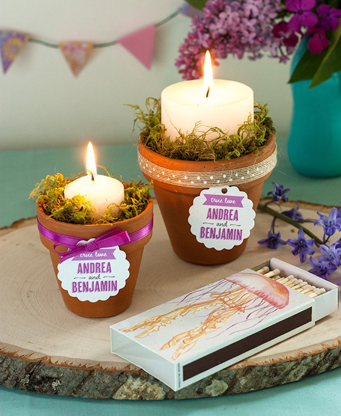 deco mariage pas cher, rondelle en bois avec des pots en terre cuite dessus, decoration de mousse florale et bougies