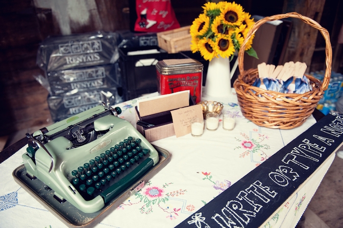 idée de livre d or mariage intéressant, taper un message sur une machine à écrire, panier, bougies, deco mariage vintage