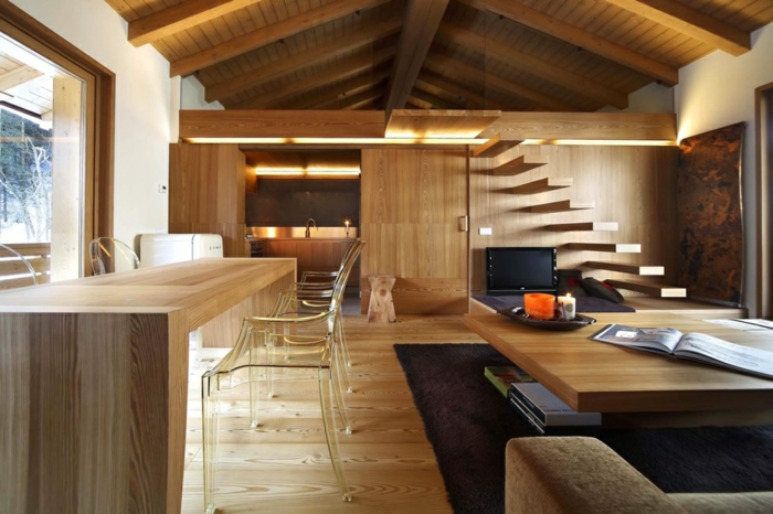deco salon moderne, plafond en bois, escalier flottant, chaises acryliques, intérieur chalet cosy