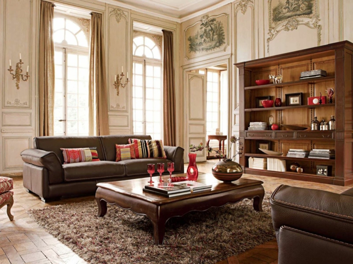 deco salon moderne, table de café vintage, chaise baroque, canapés en cuir, tapis taupe moelleux