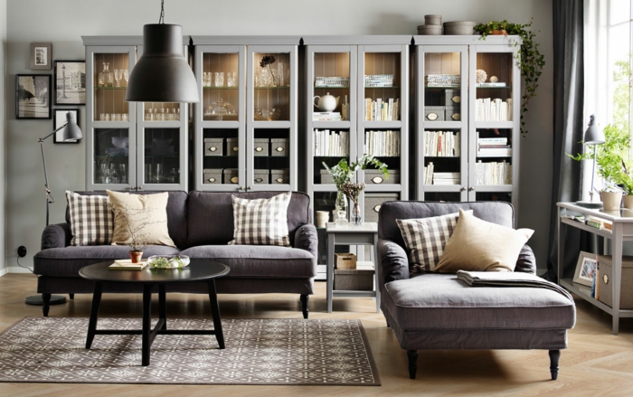 deco salon moderne, lampe industrielle, table noire, sofas gris, tapis gris motifs ethiques, buffet avec vitrine