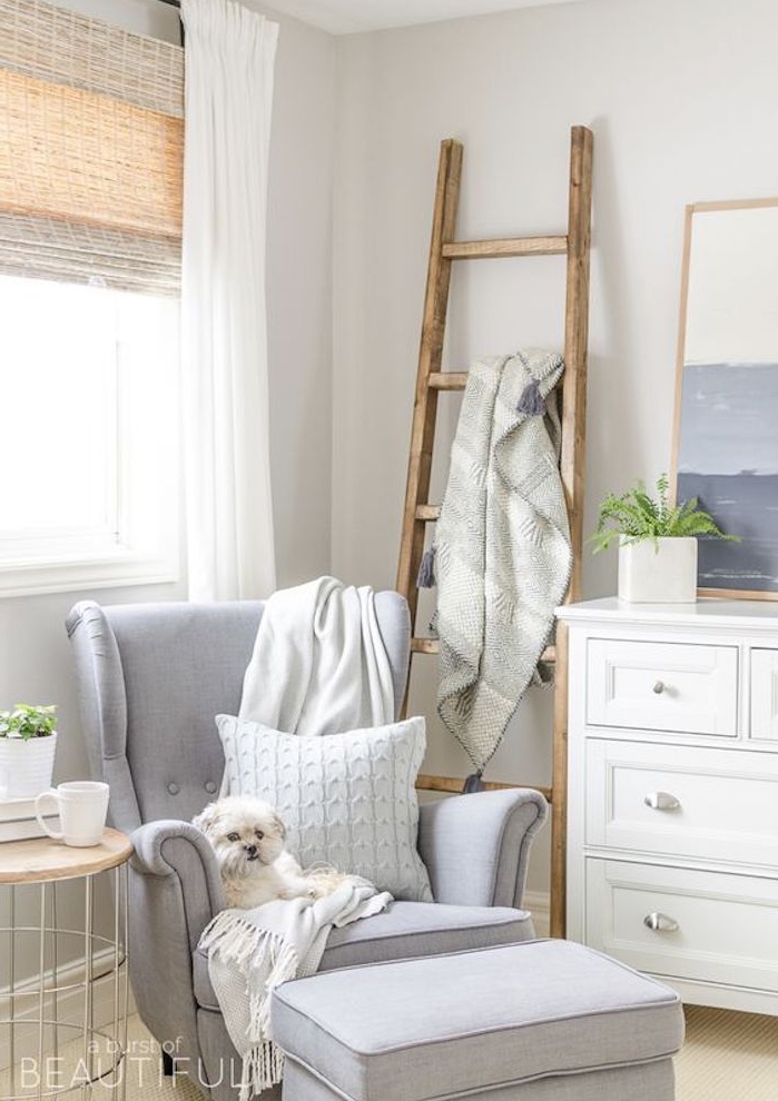 deco scandinave avec fauteuil et tabouret gris, commode blanc, échelle décorative bois pour organiser les textiles