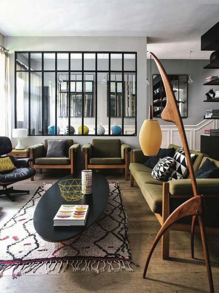 deco salon zen, tapis berbère, table noire ovale, fauteuils et sofa vintage, chaise pivotante noire