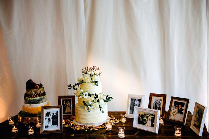 deco table mariage, gâteau entouré de décorations, bougies, pétales de fleurs, cadres photos couple, ancêtres
