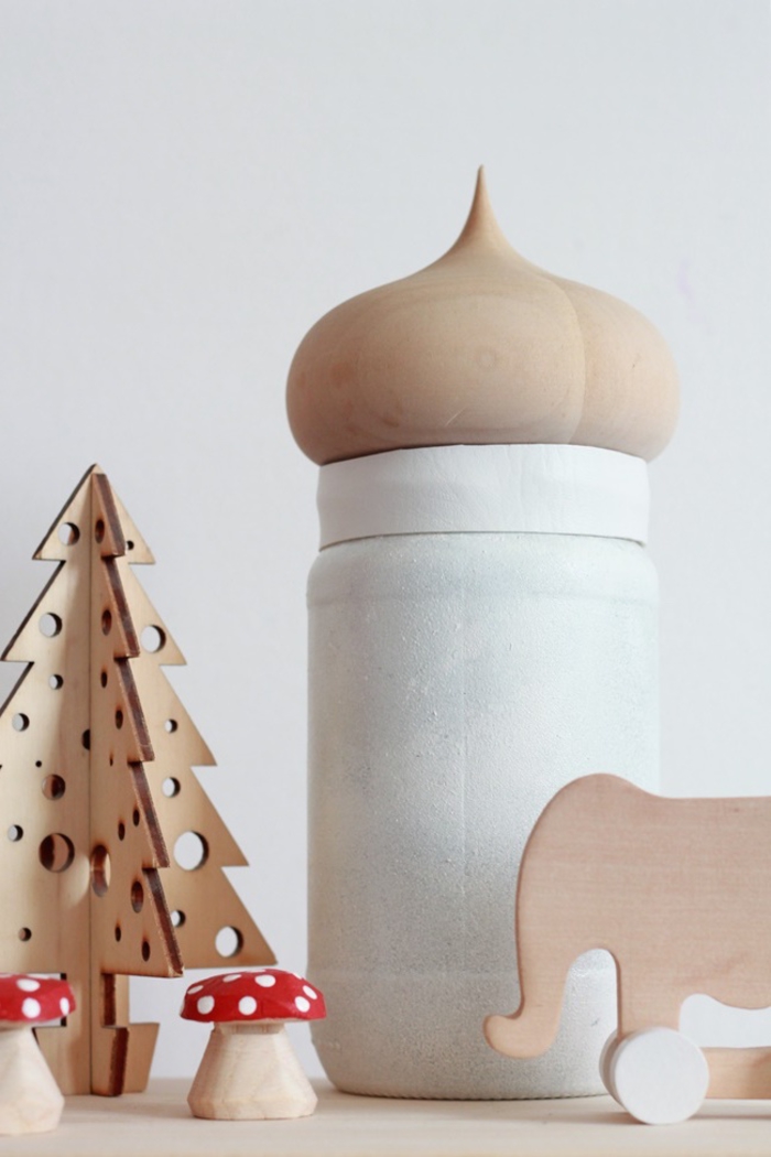 déco originale en bois naturel composée de figurines à thème forêt et d'une lampe bocal à couvercle en bois