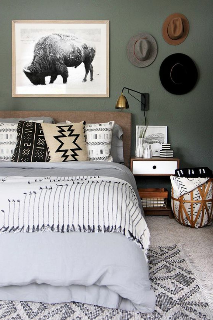 chambre parentale décoration chambre style ethno avec des objets provenant d Afrique et tapis en gris clair et noir