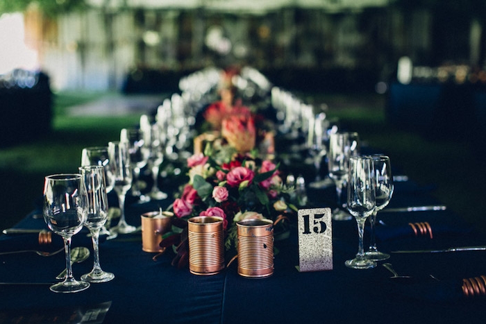 exemple de decoration table mariage, nappe noire, photophores en boites de conserve, chemin de table fleuri, chiffre table