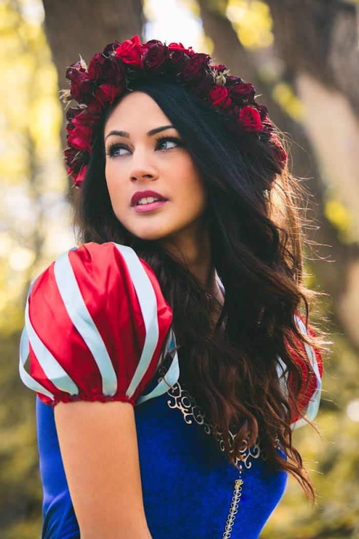 modele de deguisement adulte, costume de blanche neige, robe bleue avec manches rouge et blanc, couronne de roses, cheveux ondulés