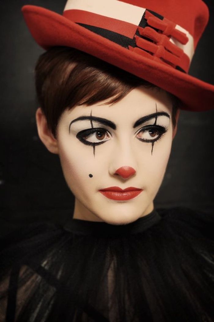 maquillage clown, deguisement femme facile, nez et lèvres rouges, des yeux contour noir, tenue noire t chapeau melon rouge