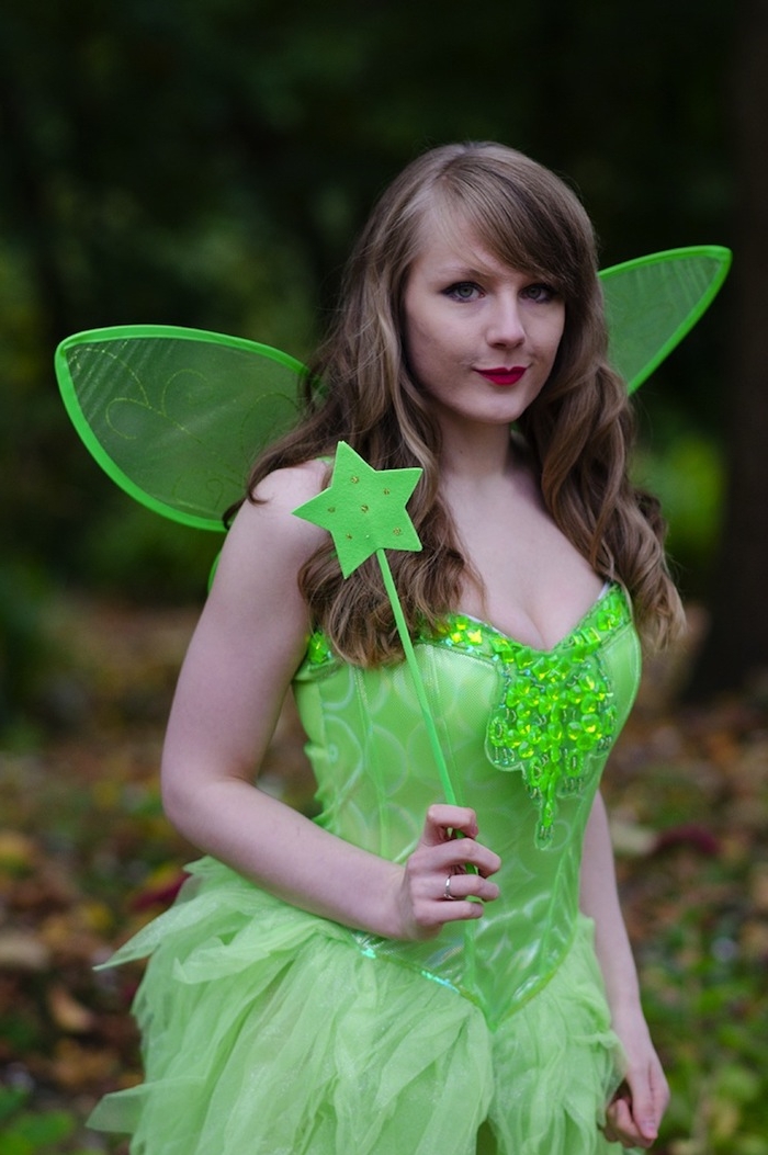 deguisement femme pour halloween, robe verte ailes et baguette magique, idée de costume de fée clochette
