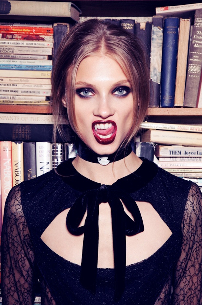 idée de déguisement halloween femme fait maison, dents vampire, robe noire, idée comment faire un look vampire