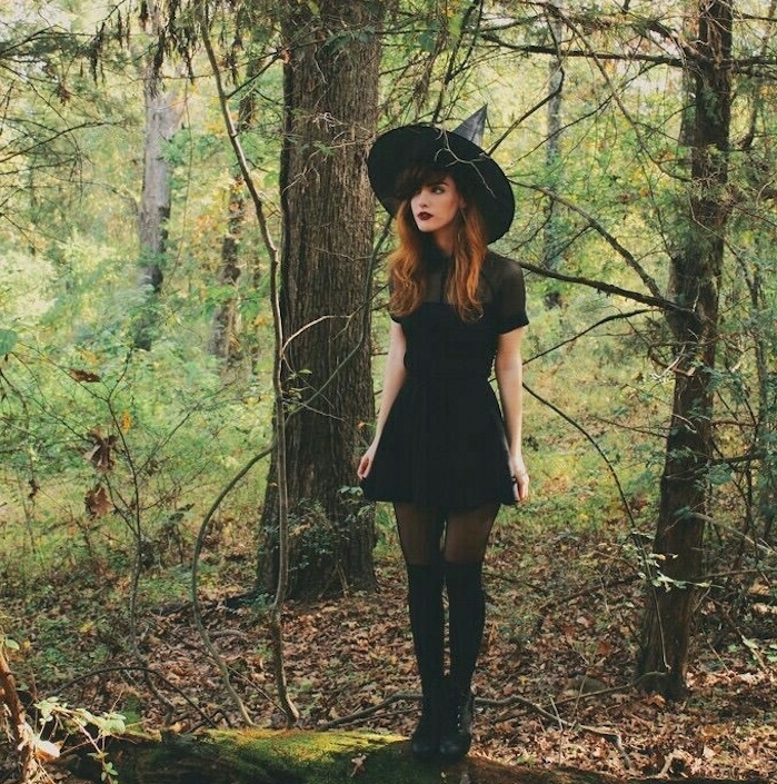 déguisement halloween femme fait maison, robe noire courte, chaussettes hautes, bottines, chapeau sorcière