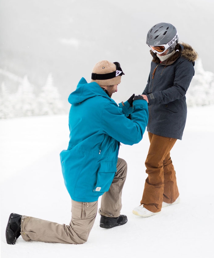 idée de demande en mariage originale dans la montagne, week-end ski, femme et homme en vêtements chauds
