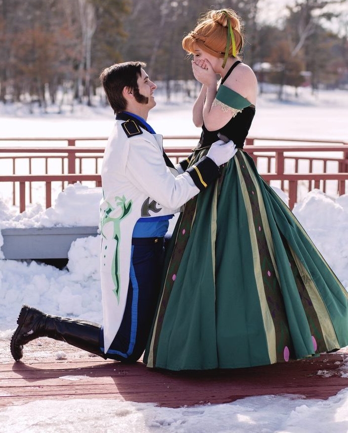 une demande en mariage de rêver, inspirée du film animé la reine des neige, femme dans une robe verte féerique et homme en costume vintage, prince et princesse