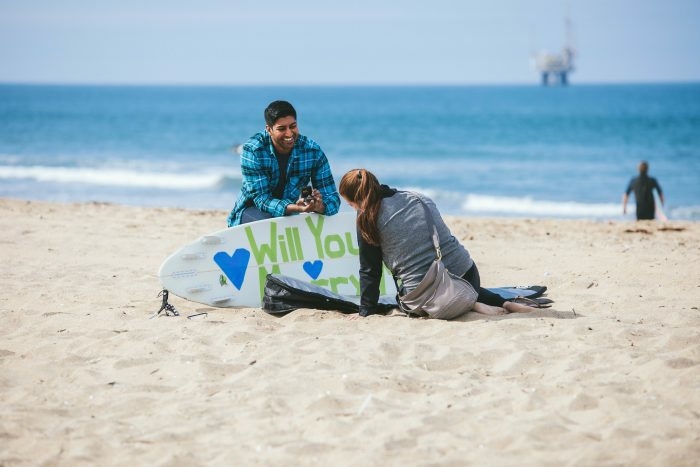 idée surprise copine, message pour mariage écrit sur une planche de surf, proposition mariage sur la plage