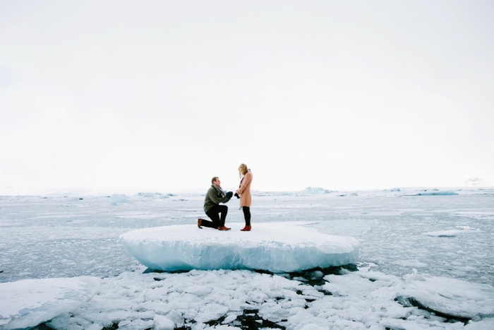 demande en mariage originale au milieu d une banquise, iceberg, idée de proposition voyage dans les pays nordiques