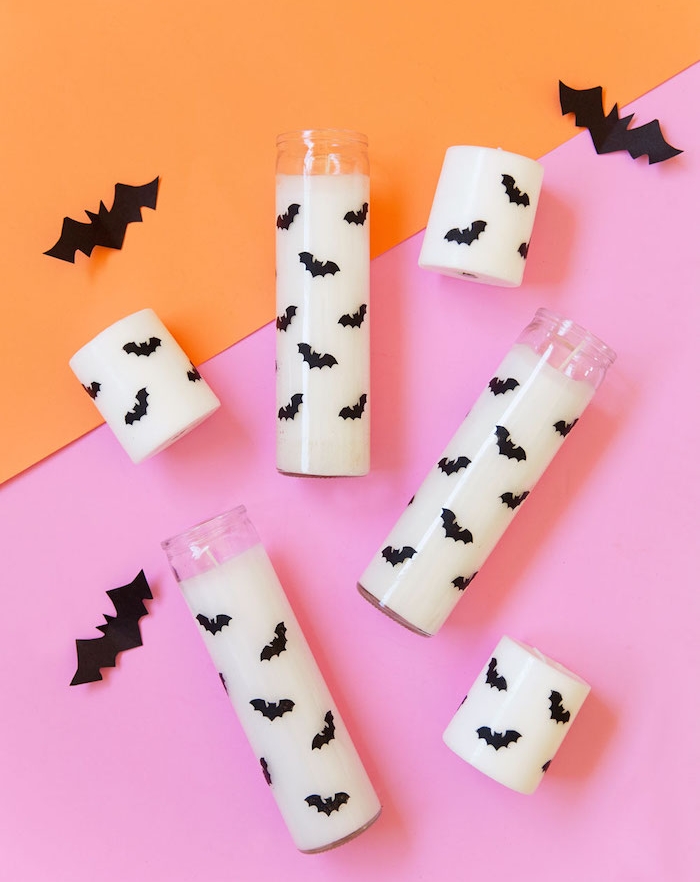bougies fabriquées dans un récipient en verre avec des silhouettes de chauve souris noirs en papier, activité manuelle halloween