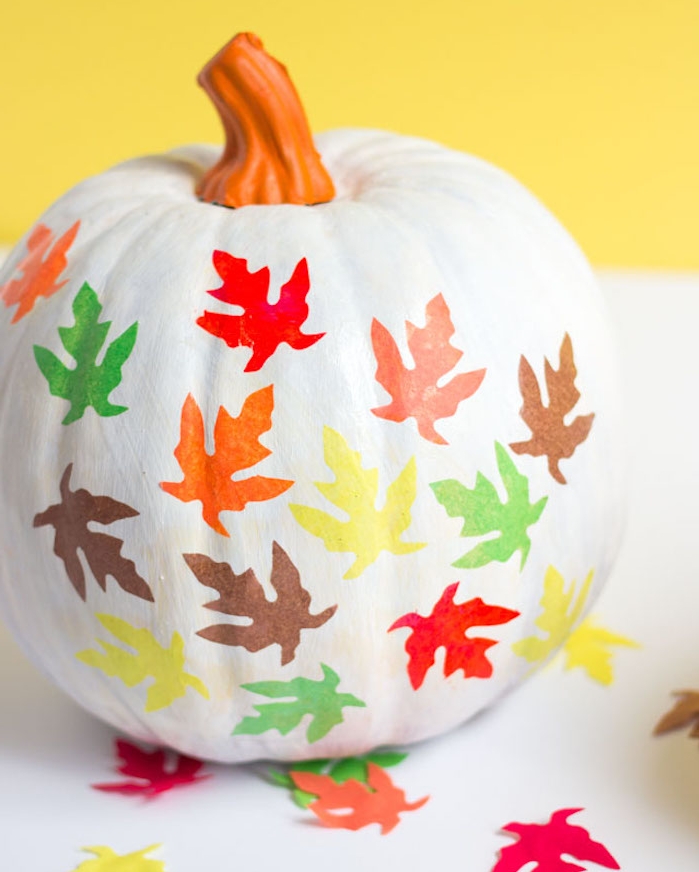 décoration halloween a fabriquer soi meme, citrouille avec des feuilles en papier, imitation feuilles mortes colorées