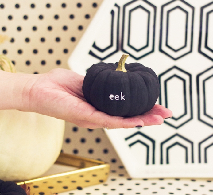 citrouille miniature repeinte en noir avec des lettres blanches, activite manuelle halloween pour créer une decoration festive