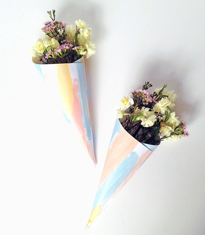 deco de cornets en papier, colorés avec des fleurs dedans, diy mariage idee simple a realiser soi meme